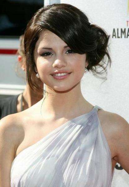 Selena Gomez - Varázslók online puzzle