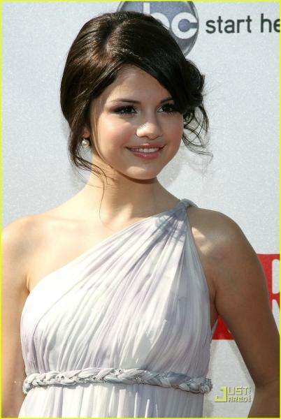 Selena Gomez - Assistentes quebra-cabeças online