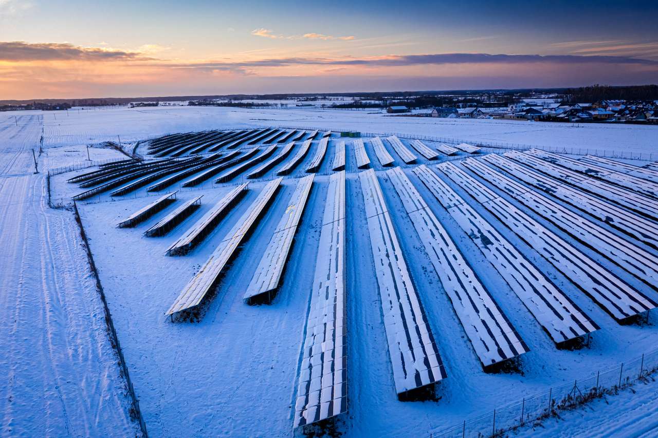 Gefrorene Photovoltaikfarm im Winter. Puzzlespiel online