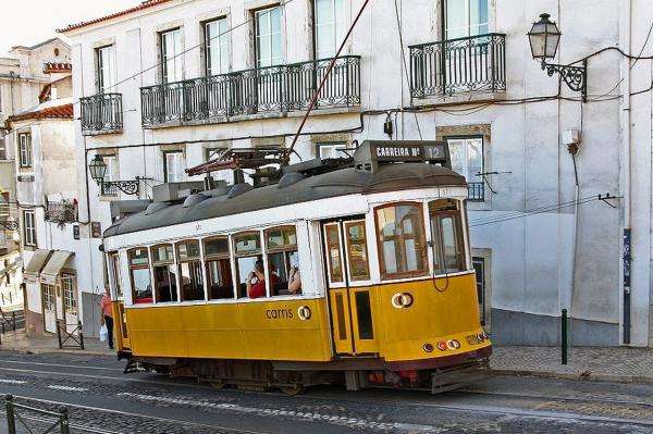 Lissabon-2009_Straßenbahn Puzzlespiel online