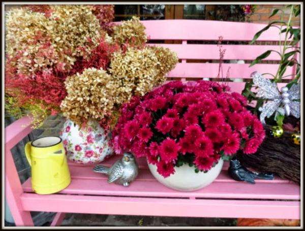 rózsaszín pad és virágok kirakós online