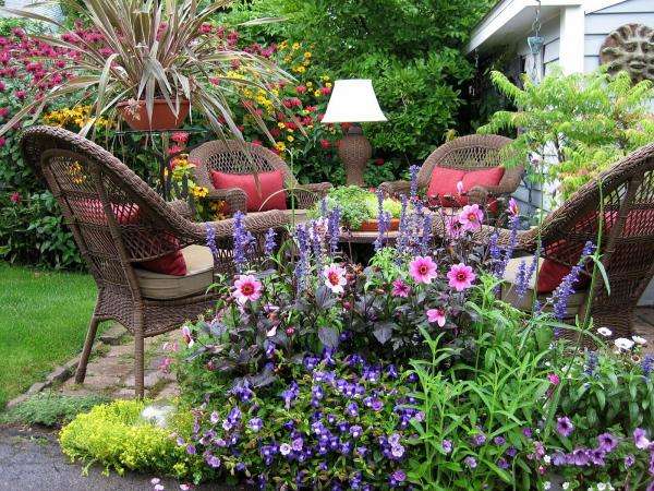 a charming corner in the garden online puzzle