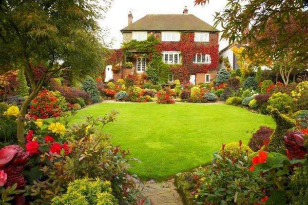 garden and lawn in front of the house online puzzle