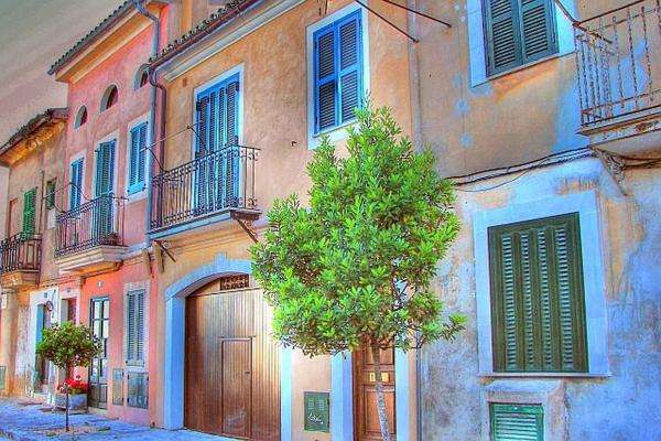 an Italian street at noon jigsaw puzzle online