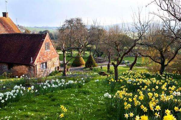 egy ház egy tavaszi kertben, kirakós online
