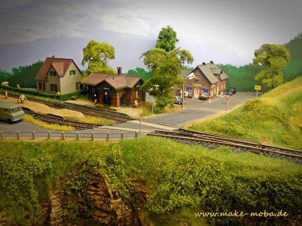 railroad crossing, houses, rails online puzzle