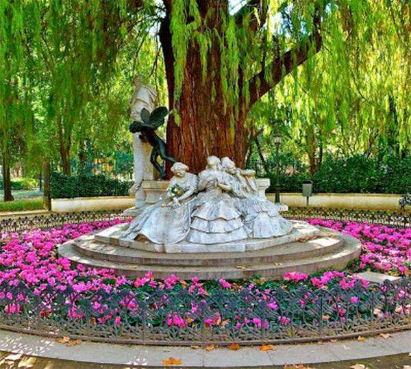 Statue im Park unter dem Baum Puzzlespiel online