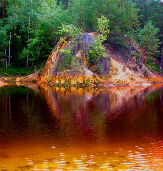 lago colorido nas montanhas de minério puzzle online