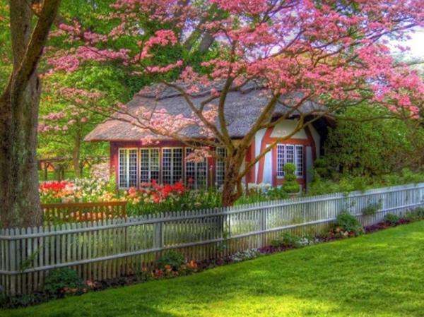 egy ház a kerítés mögött, egy fa online puzzle