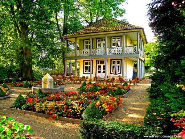 guesthouse, garden, fountain online puzzle