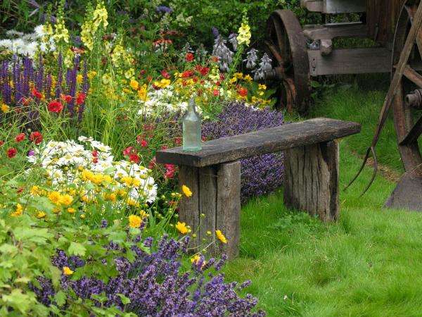Un banc parmi les fleurs puzzle en ligne