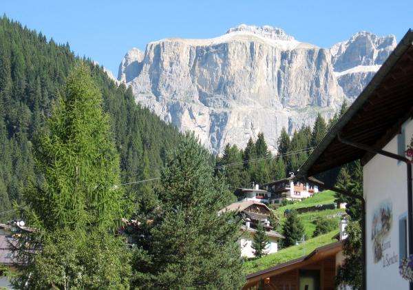 Italia - Dolomites; Canazei jigsaw puzzle online