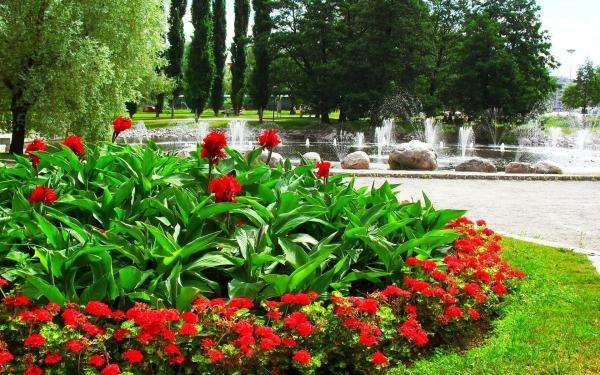 Park, Blumen und Brunnen Online-Puzzle