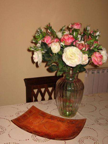 Roses in a vase jigsaw puzzle online