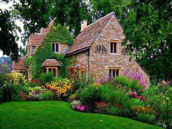 Ett fantastiskt hus i blommor pussel på nätet