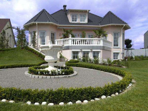 house with a fountain jigsaw puzzle online