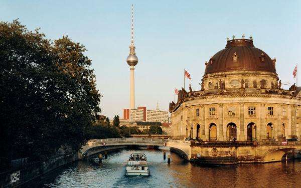 Museu de Berlim na água puzzle online