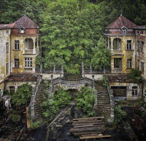 abandoned hotel Czech Republic online puzzle