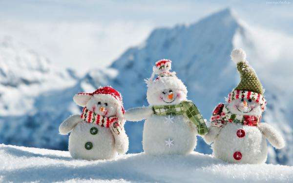 τρεις χιονάνθρωποι online παζλ