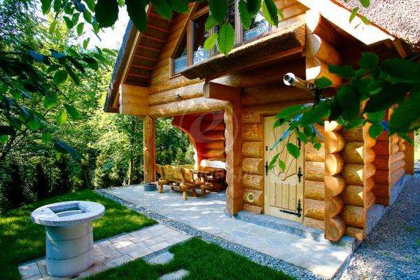 ξύλινο σπίτι σε έναν κήπο παζλ online