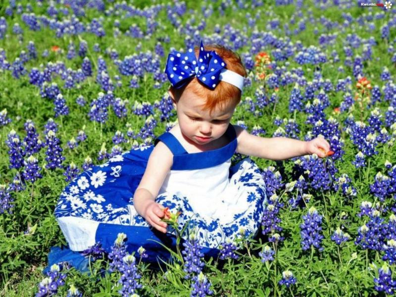 Маленькая девочка с цветами онлайн-пазл