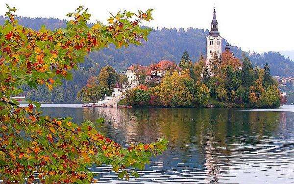 Манастирът на острова в Словения онлайн пъзел