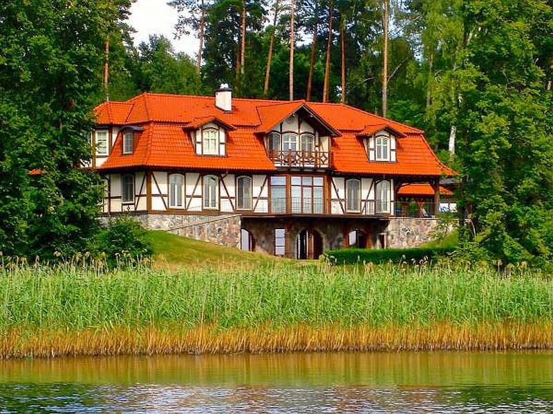 villa perto da floresta à beira do lago puzzle online