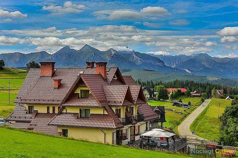 Nyaraló ház a hegyek a háttérben online puzzle