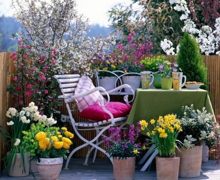 A seating area in the garden jigsaw puzzle online