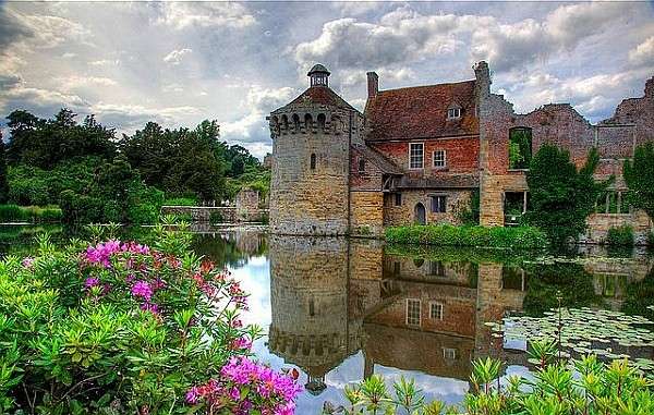 Schloss nahe dem Teich, Blumen Online-Puzzle