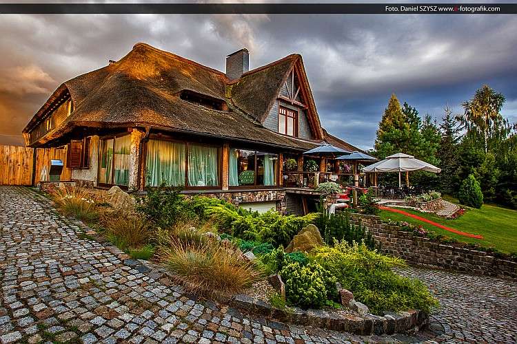 Sob o telhado de colmo Casa Giewartów quebra-cabeça online