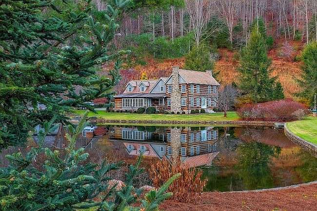 Casa lângă iaz în pădure puzzle online