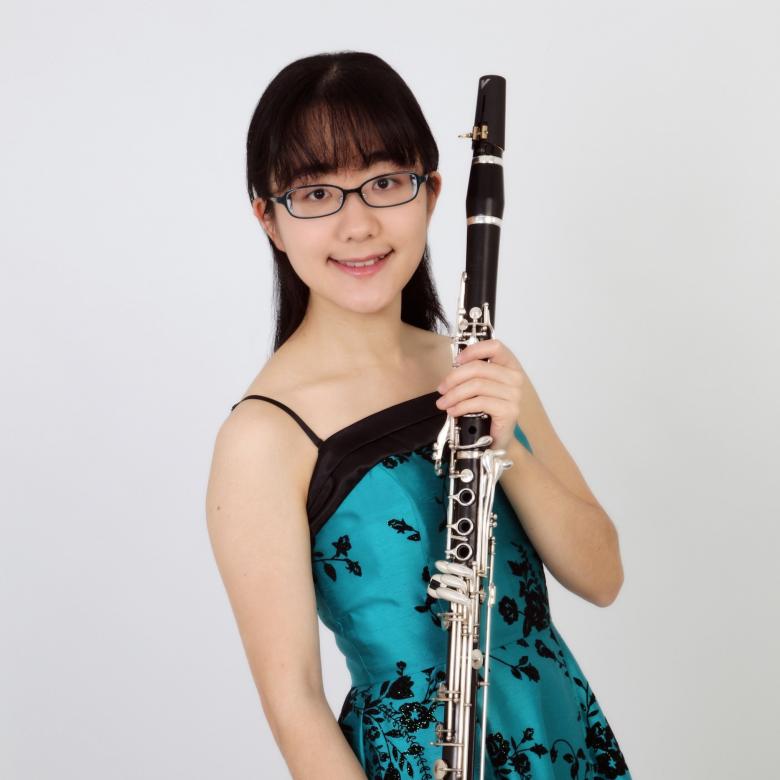 girl with an instrument online puzzle