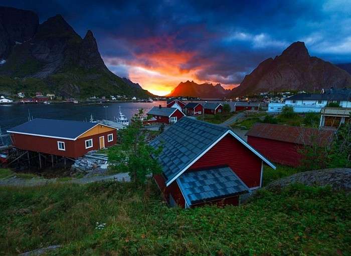 Norwegische Hütten in den Berg Online-Puzzle
