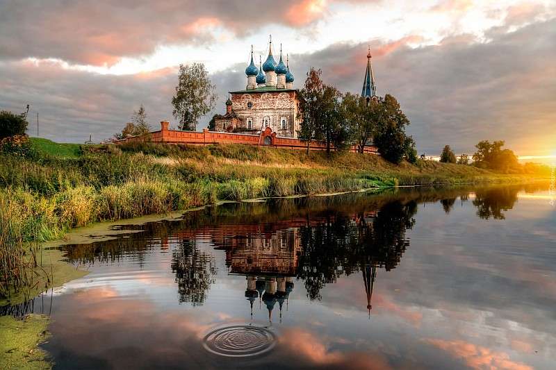 Ortodox kyrka vid floden Tesa Pussel online