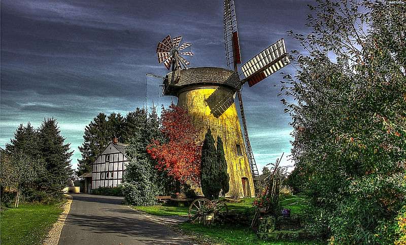 Starý větrný mlýn u silnice skládačky online