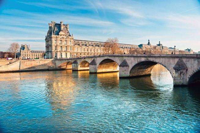 Прогулка по Сене в Париже пазл онлайн