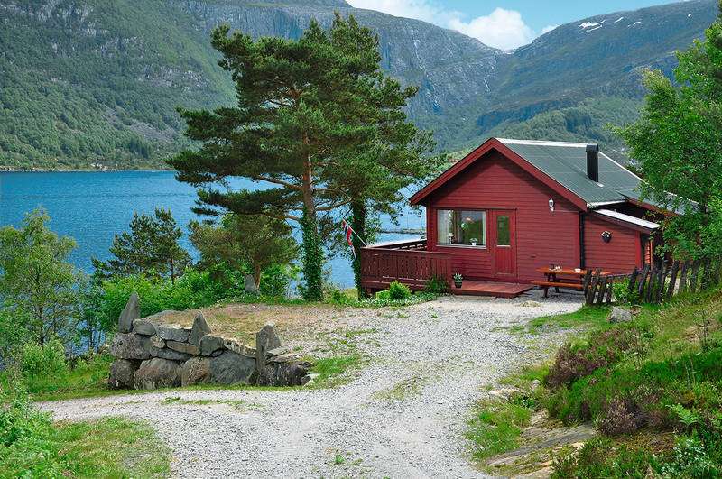 Cottage sul lago in montagna puzzle online