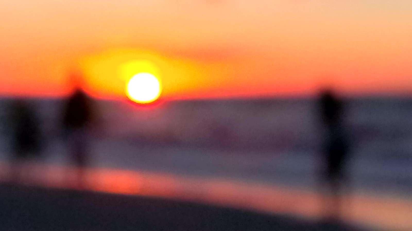 Гарний захід сонця на пляжі онлайн пазл