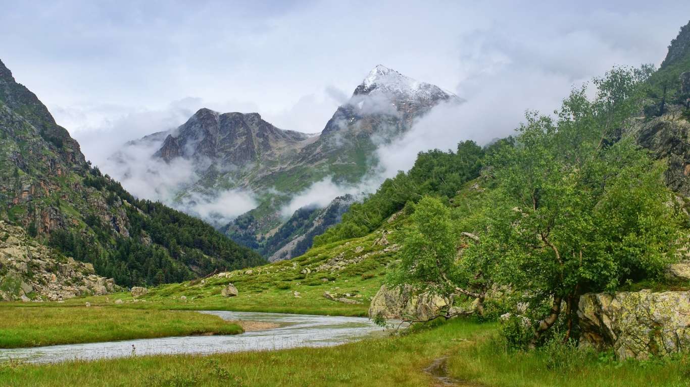 Berge, Nebel, Bach Online-Puzzle