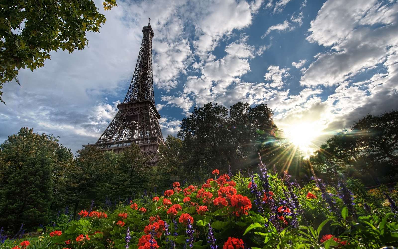 Paris, the Eiffel Tower online puzzle