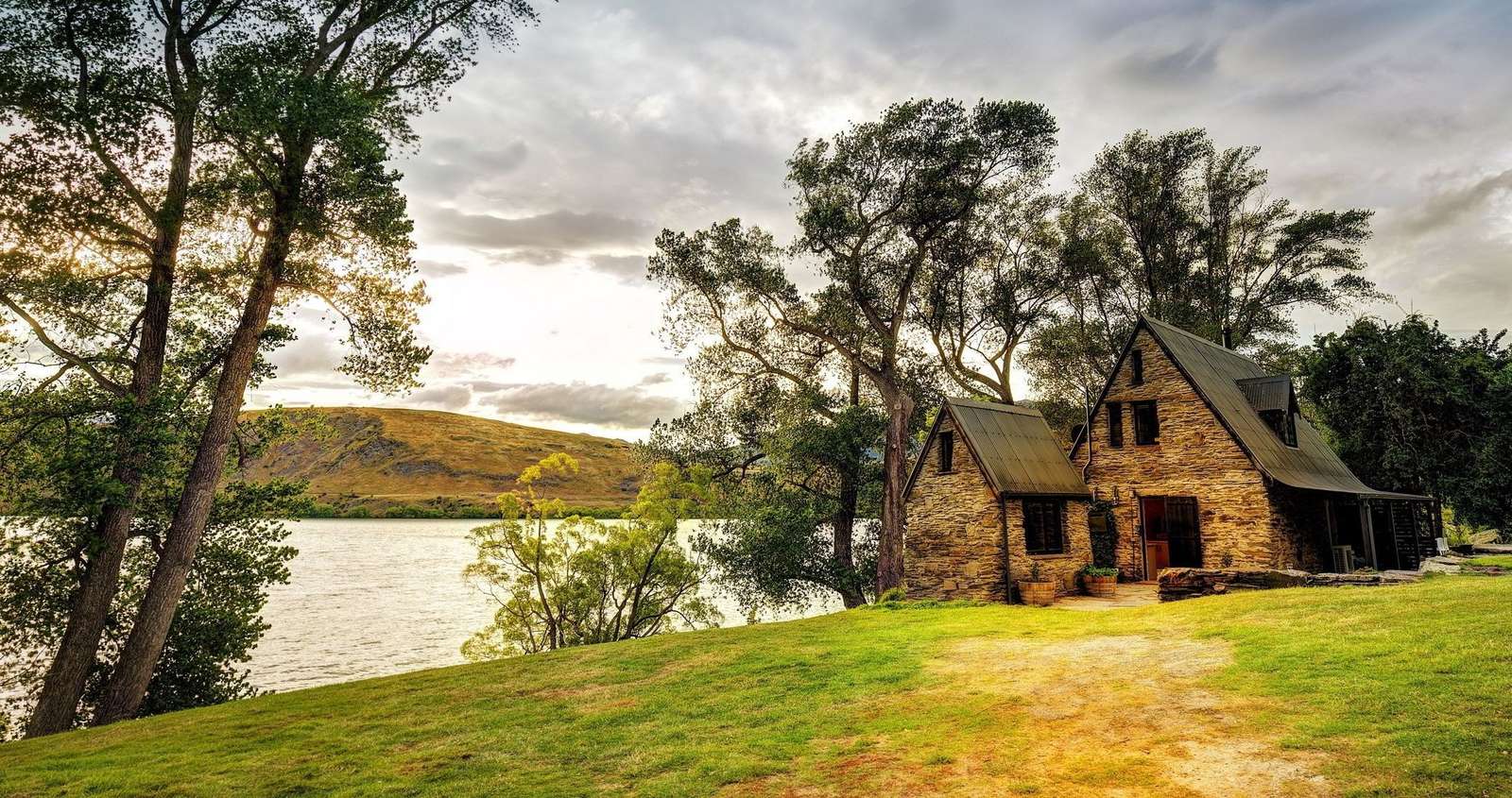 Shack at the lake jigsaw puzzle online