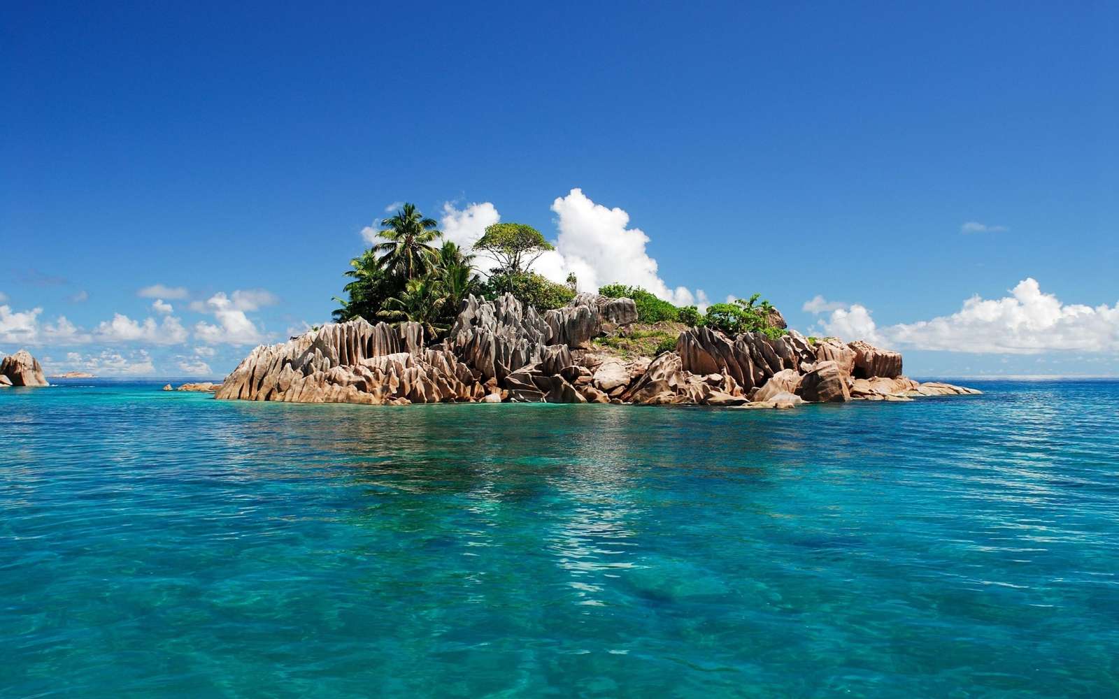 eine grüne Insel am Ozean Puzzlespiel online