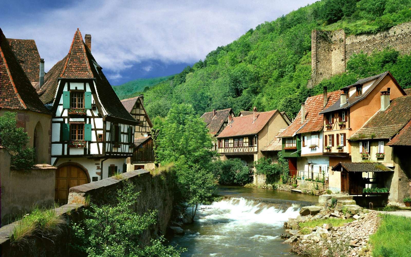 lovely town in France online puzzle