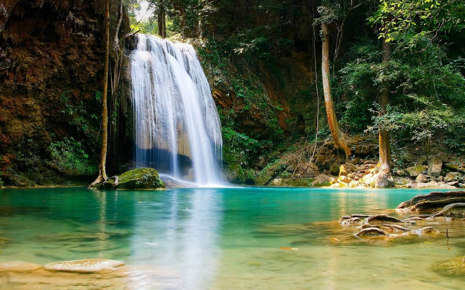 litet vattenfall i djungeln Pussel online