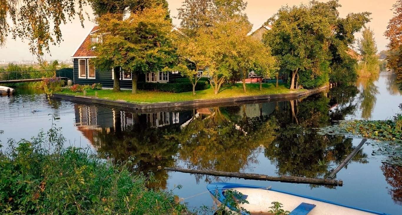 Cottage by the water jigsaw puzzle online