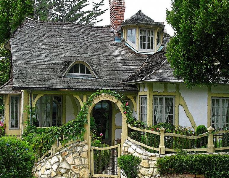 O casă cu dormitor în grădină. puzzle online