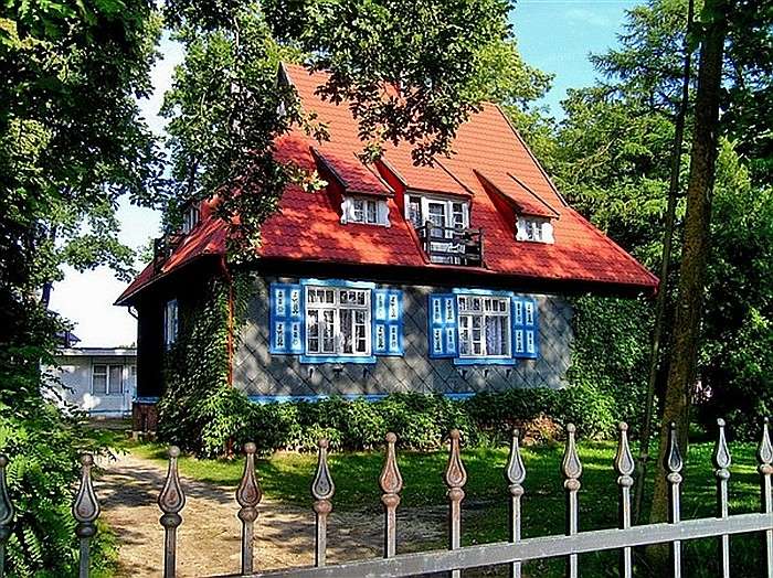 Guest house in the garden jigsaw puzzle online