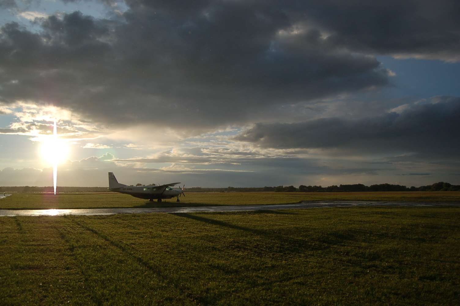 fekete felhők és egy repülőgép kirakós online