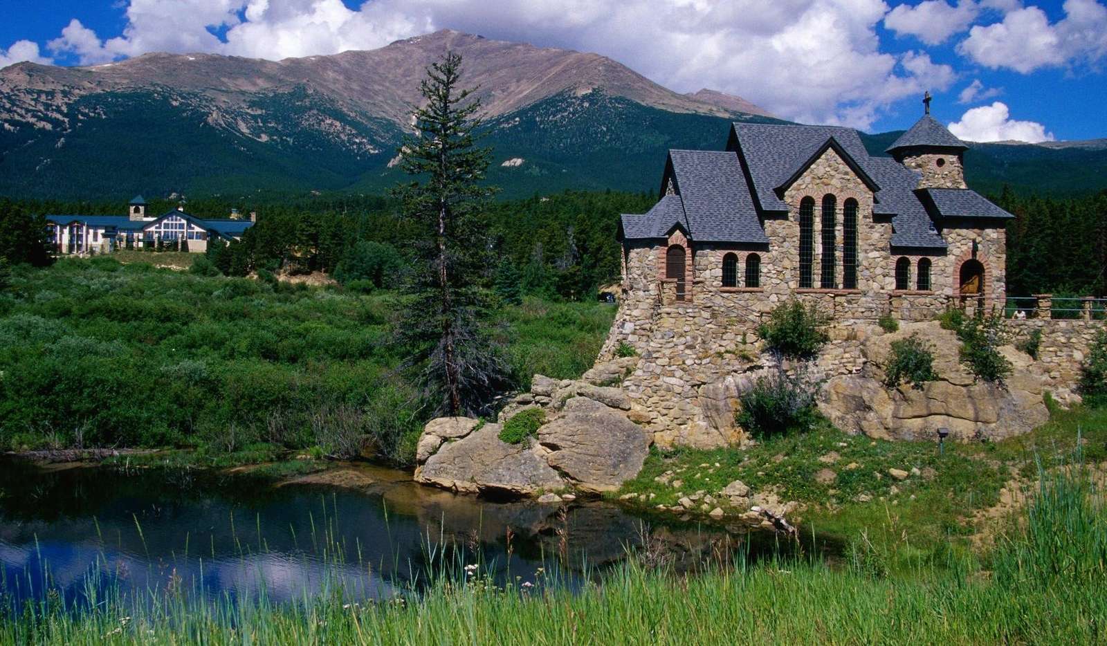 Iglesia en las montañas rompecabezas en línea